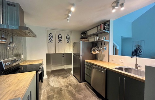 Edinburg House | spacious, modern house in a tranquil, tree-lined neighborhood