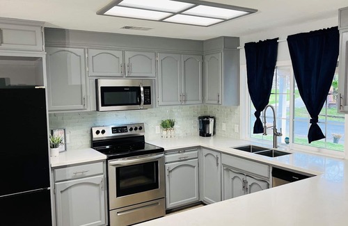Citrus Heights House | Spacious Modern 3bd 2bath/70" 4K LED TV & Firepit with outdoor seating for 10!
