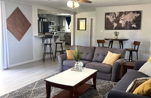 Citrus Heights House | Spacious Modern 3bd 2bath/70" 4K LED TV & Firepit with outdoor seating for 10!