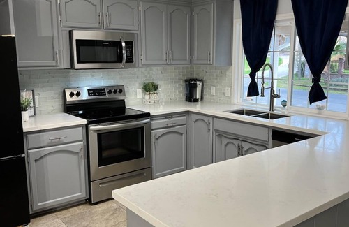 Citrus Heights House | Spacious Modern 3bd 2bath/70" 4K LED TV & Firepit with outdoor seating for 10!