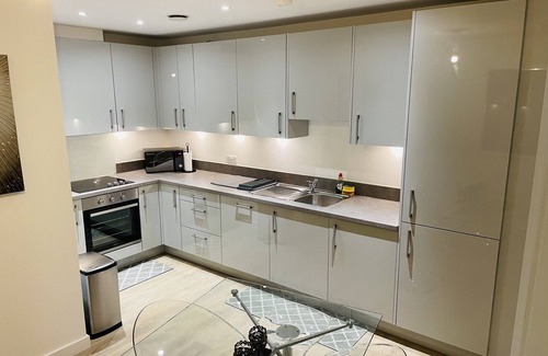 Finsbury Park Apartment | Spacious Modern Well-furnished 2 bdrm flat, 2 mins from train station, 4-5 pple