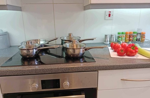 Aylesbury House | Spacious Monmouth House in Aylesbury: Ideal for Professionals and Large families