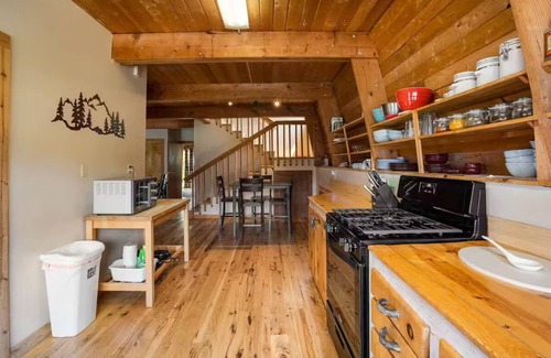 Lazy Acres Cabin | Spacious Mountain Cabin- 8 min. to Yellowstone Nat. Park. Beautiful Views.