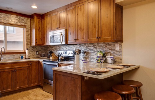 Four O'Clock House | Spacious Mountain Townhouse. Great Location!