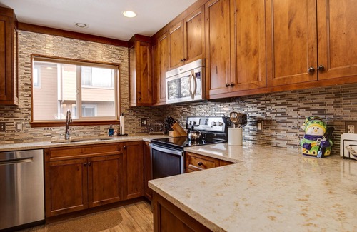 Four O'Clock House | Spacious Mountain Townhouse. Great Location!