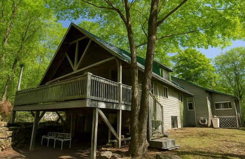Mifflinburg Cabin | Spacious Mt. cabin offering a perfect blend of rustic charm and modern comfort.