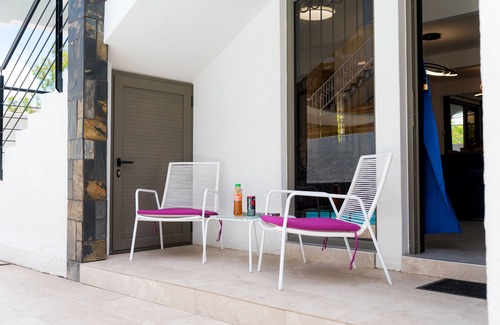 Calebasses House | Spacious Villa with swimming pool steps away from the beach