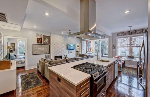 Cherry Condo | Spacious Myers Park 2BR King Condo | Sunroom