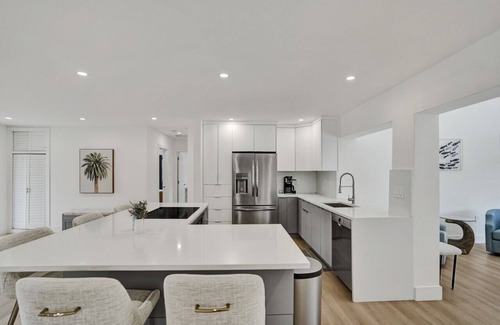 Tropic Palms House | Spacious New 4BR Mins to Beach