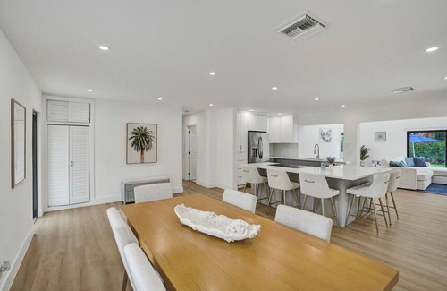 Tropic Palms House | Spacious New 4BR Mins to Beach