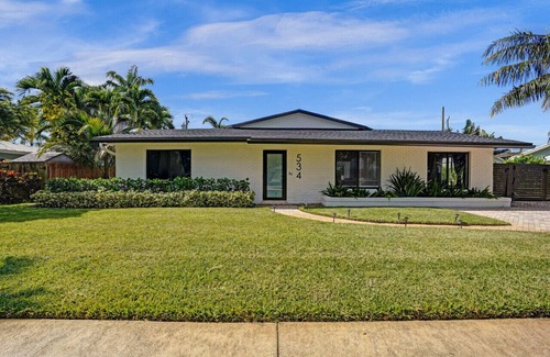Tropic Palms House | Spacious New 4BR Mins to Beach