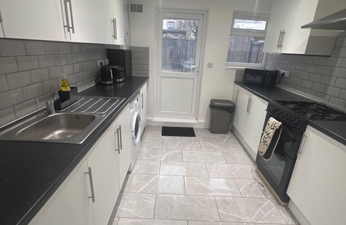 East Ham North Apartment | Spacious & Newly Renovated 4BD House — East Ham!