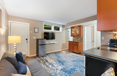 Vancouver Heights House | SPACIOUS, perfectly located home! Hot Tub, Pool Table, Theater Room!