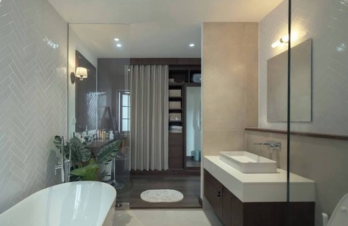 Alaminos House | Spacious & Pet-Friendly Home – 10 Minutes to Disney, TVs in Every Bedroom!