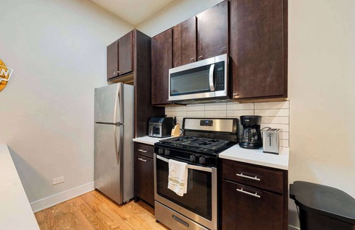 Heart of Chicago Apartment | Spacious Pilsen 4 Bed 4 Bath Family Retreat