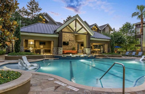 Grogan's Mill Apartment | Spacious Pool View 1 Bedroom/1 Bath Condo in The W