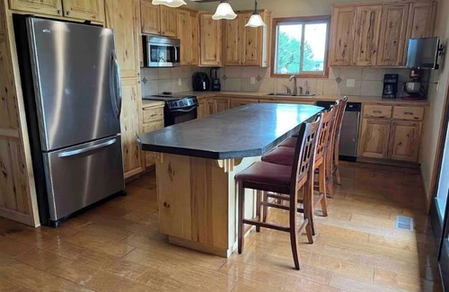 Post Falls House | Spacious Poolside Home - perfect for retreats & all types of family gatherings.