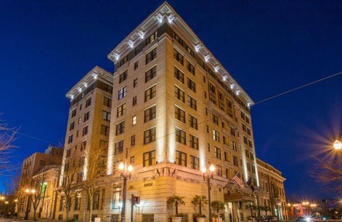 Goose Hollow Apartment | Spacious Premium King with 24-Hour Gym Access