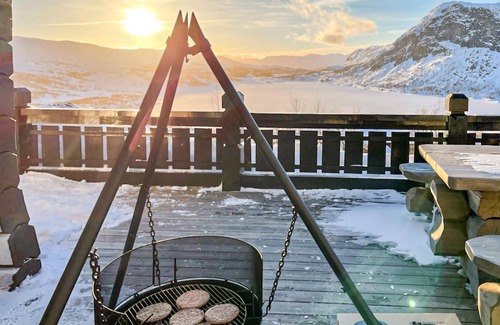 Tyinkrysset House | Spacious, pretty log cabin with sauna and fantastic panoramic view of the mountainous surroundings.