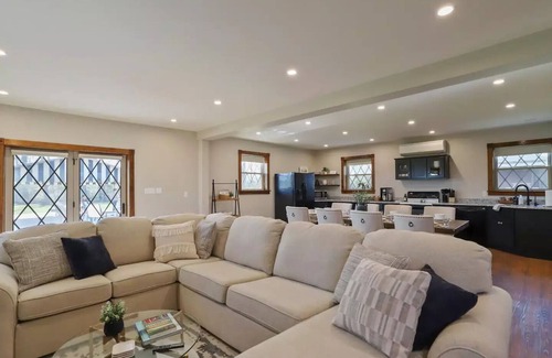 Saint Thomas House | Spacious & Private 4BR Retreat - A Unique Getaway Just 3 miles to Gold Fish Barn