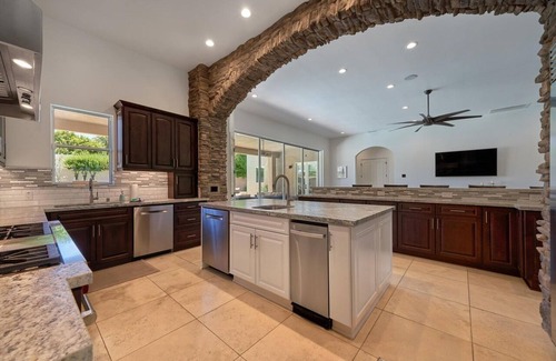 The Movie Colony House | Spacious Private Resort walk to Downtown Palm Springs
