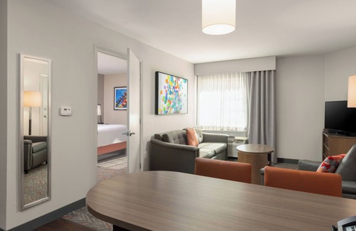 Anaheim Resort Hotel | Spacious Queen Suite Near Garden Walk w/Laundry, Parking, Pool, & Gym!