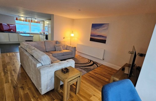 Newquay City Centre Apartment | Spacious Refurbished Penthouse - Seafront views over Towan Beach/Atlantic Ocean