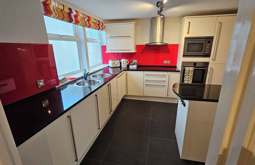 Newquay City Centre Apartment | Spacious Refurbished Penthouse - Seafront views over Towan Beach/Atlantic Ocean