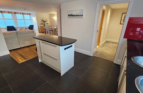 Newquay City Centre Apartment | Spacious Refurbished Penthouse - Seafront views over Towan Beach/Atlantic Ocean