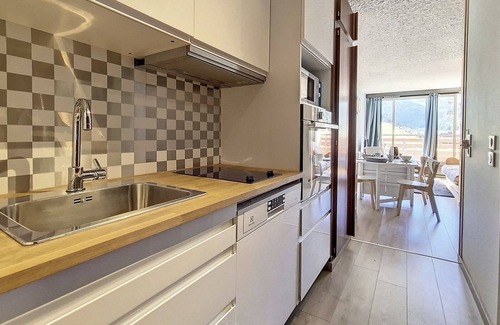 Meribel-Mottaret Apartment | Spacious renovated studio · Ski-in/ski-out · South-facing balcony