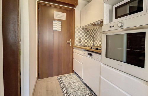 Meribel-Mottaret Apartment | Spacious renovated studio · Ski-in/ski-out · South-facing balcony