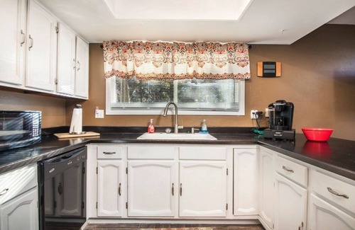 Swiss Manor House | Spacious Retreat! Central AC+ Game Room+Hot Tub+Fire Pit+Wi-Fi