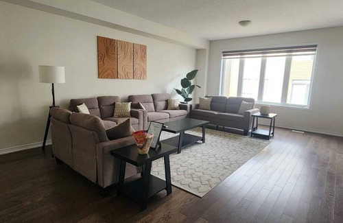 Thorold House | Spacious Retreat Near Majestic Niagara Falls! Close to All Major Amenities!
