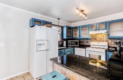 Wichita House | Spacious Retreat with great yard 4bd/3bth