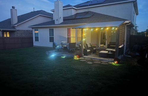Denton House | ✨ Spacious Retreat with Outdoor Movie Nights & Fire Pits! ✨