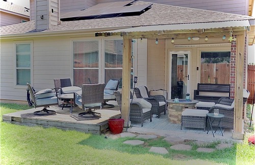 Denton House | ✨ Spacious Retreat with Outdoor Movie Nights & Fire Pits! ✨