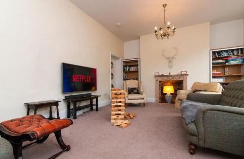 Matlock House | Spacious River View Retreat Near Peak District
