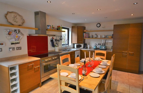 Balfron Cottage | Spacious Riverside Cottage Perfect For Families, groups,pets. * NEW HOT TUB*