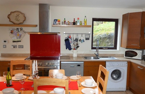 Balfron Cottage | Spacious Riverside Cottage Perfect For Families, groups,pets. * NEW HOT TUB*