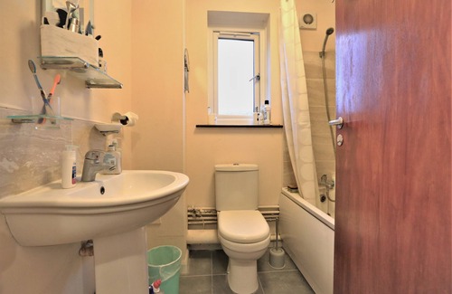 Seven Kings House | spacious room in shared house