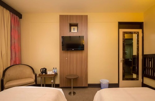 Nairobi Hotel | Spacious Room Near Nairobi National Park – Just 3 km Away from Natural Wonders