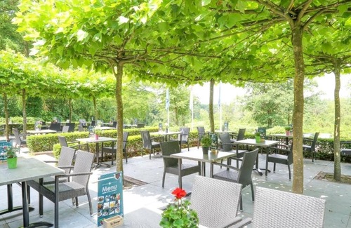 Rijssen Hotel | Spacious Room with Balcony! Indoor Pool, Free Parking! Near Hollands Schwarzwald