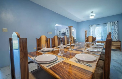Runaway Bay House | Spacious Runaway Bay Home Near Beach and Dining