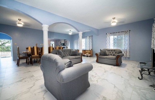 Runaway Bay House | Spacious Runaway Bay Home Near Beach and Dining