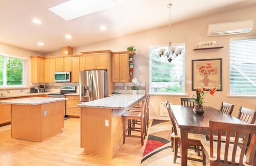 Brighton House | Spacious Seattle Duplex Home for Families and Pets!
