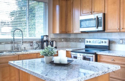 Brighton House | Spacious Seattle Duplex Home for Families and Pets!