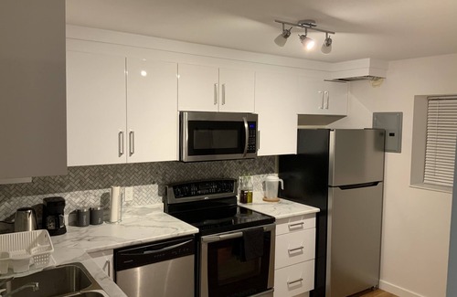 Departure Bay House | Spacious self contained one bedroom suite near departure bay beach