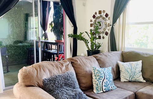 Royal Poinciana Condo | Spacious & Serene 2BR Apt B/W DT Hollywood & Hollywood Beach