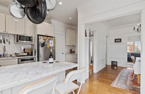 Central Richmond House | Spacious SF Haven - Cozy Bedrooms & Modern Kitchen