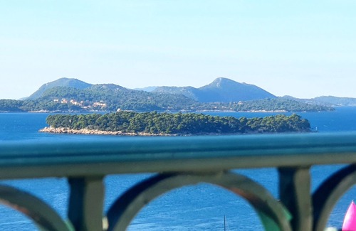 Gruz House | Spacious stone house in Dubrovnik, excellent sea views, terraces, balcony